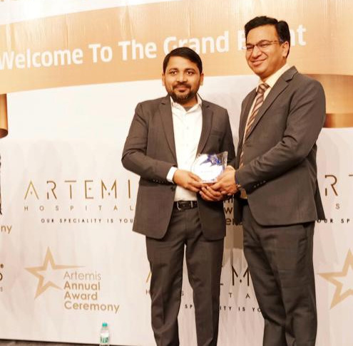 Ziya India Medtour receiving award at Artemis Hospital Annual Award Ceremony